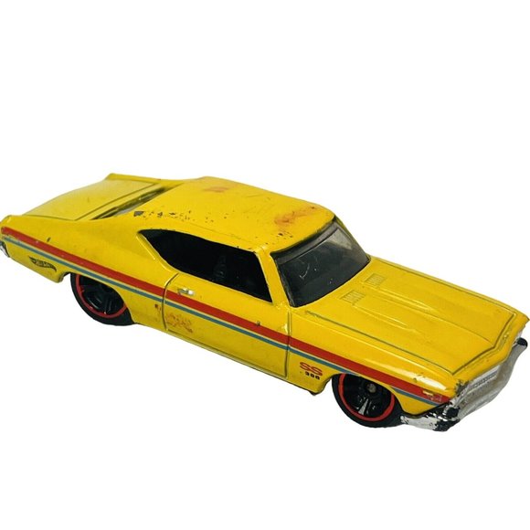 HOT WHEELS MUSCLE 1969 CHEVELLE SS 396 YELLOW Redline On Rims Coupe - Picture 4 of 13
